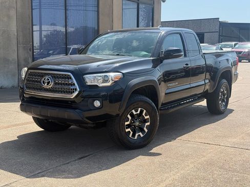 Used 2016 Toyota Tacoma TRD Off-Road AWD/4WD image 3