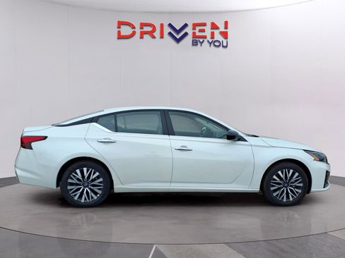 Used 2024 Nissan Altima 2.5 SV image 8