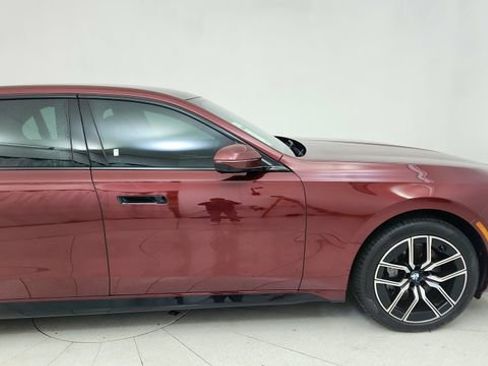 Used 2025 BMW 740i image 8