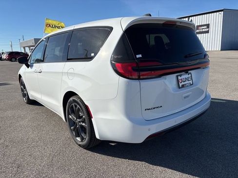 New 2026 Chrysler Pacifica Select image 7