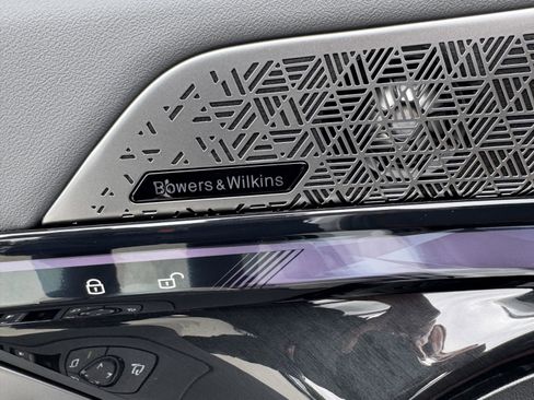 Used 2025 BMW 550e xDrive w/ Premium Package image 28