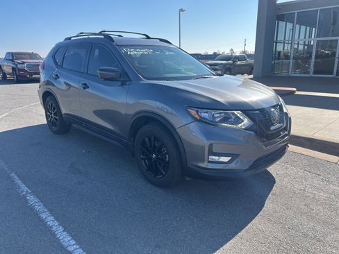Used 2018 Nissan Rogue SV w/ Premium Package image 3