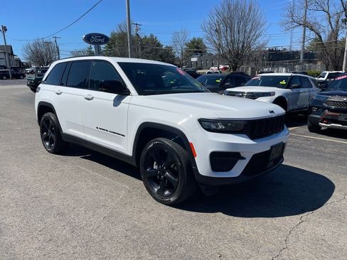 Used 2024 Jeep Grand Cherokee Altitude AWD/4WD image 10