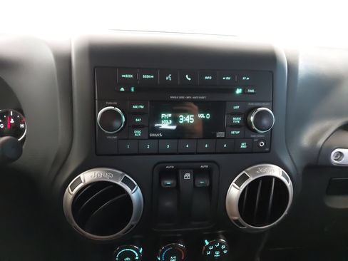 Used 2017 Jeep Wrangler Rubicon w/ Power Convenience Group AWD/4WD image 21