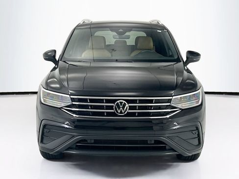 Used 2023 Volkswagen Tiguan SE w/ Panoramic Sunroof Package FWD image 2