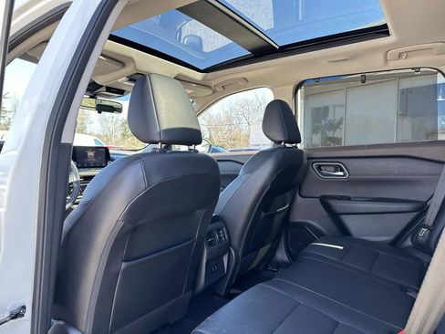 Used 2021 Nissan Rogue SV w/ Premium Package image 16