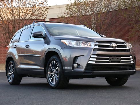 Used 2018 Toyota Highlander XLE image 1