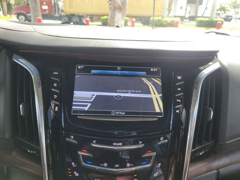 Used 2018 Cadillac Escalade ESV Luxury image 10