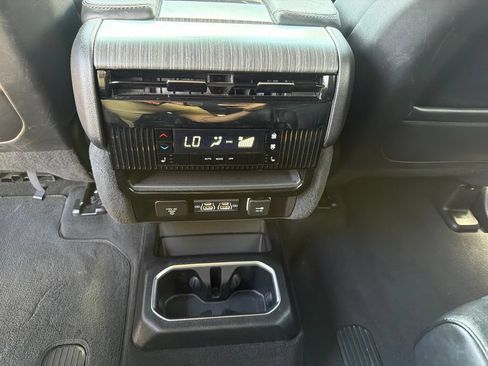 Used 2024 Jeep Wagoneer L Series II AWD/4WD image 18