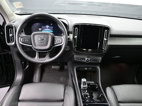 Used 2025 Volvo XC40 B5 Plus image 12