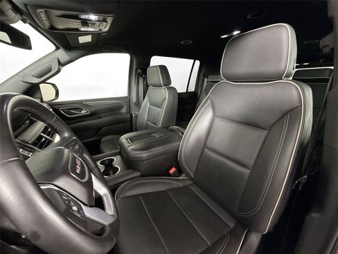 Used 2024 GMC Yukon XL SLT image 3