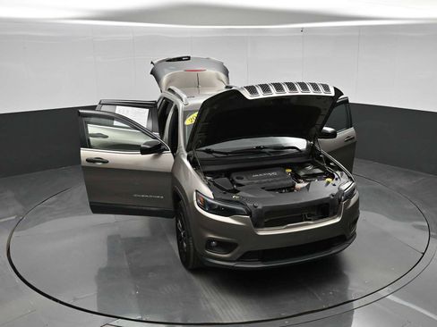 Used 2019 Jeep Cherokee Latitude Plus w/ Comfort/Convenience Group AWD/4WD image 40