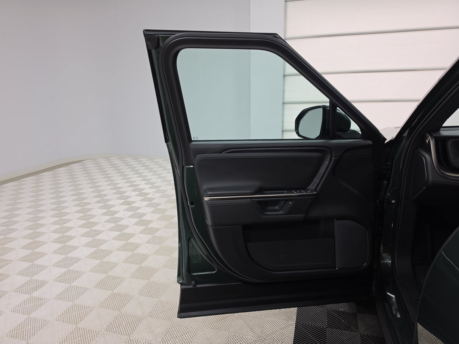 Used 2025 Rivian R1S Adventure Dual AWD/4WD image 16