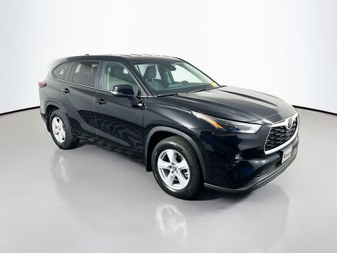 Used 2024 Toyota Highlander LE image 1