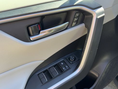 Used 2022 Toyota RAV4 XLE Premium image 14