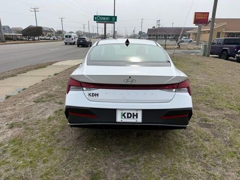 Used 2025 Hyundai Elantra SE image 6