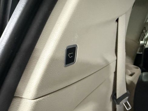 Used 2017 Chrysler Pacifica Touring-L image 31