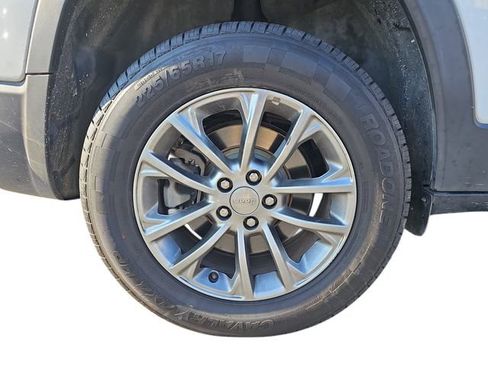 Used 2019 Jeep Cherokee Latitude Plus image 9