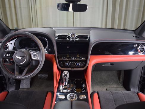 Certified 2022 Bentley Bentayga image 2