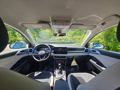 New 2026 Volkswagen Taos SE FWD image 17