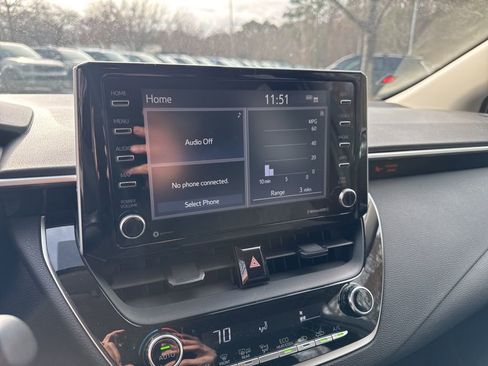 Used 2021 Toyota Corolla LE image 4