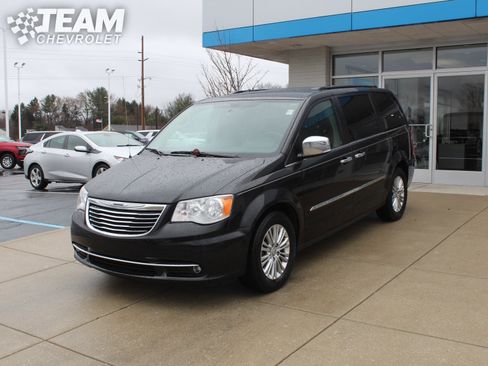 Used 2015 Chrysler Town & Country Touring-L w/ Driver Convenience Group image 8