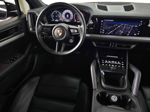 Used 2024 Porsche Cayenne AWD/4WD image 18