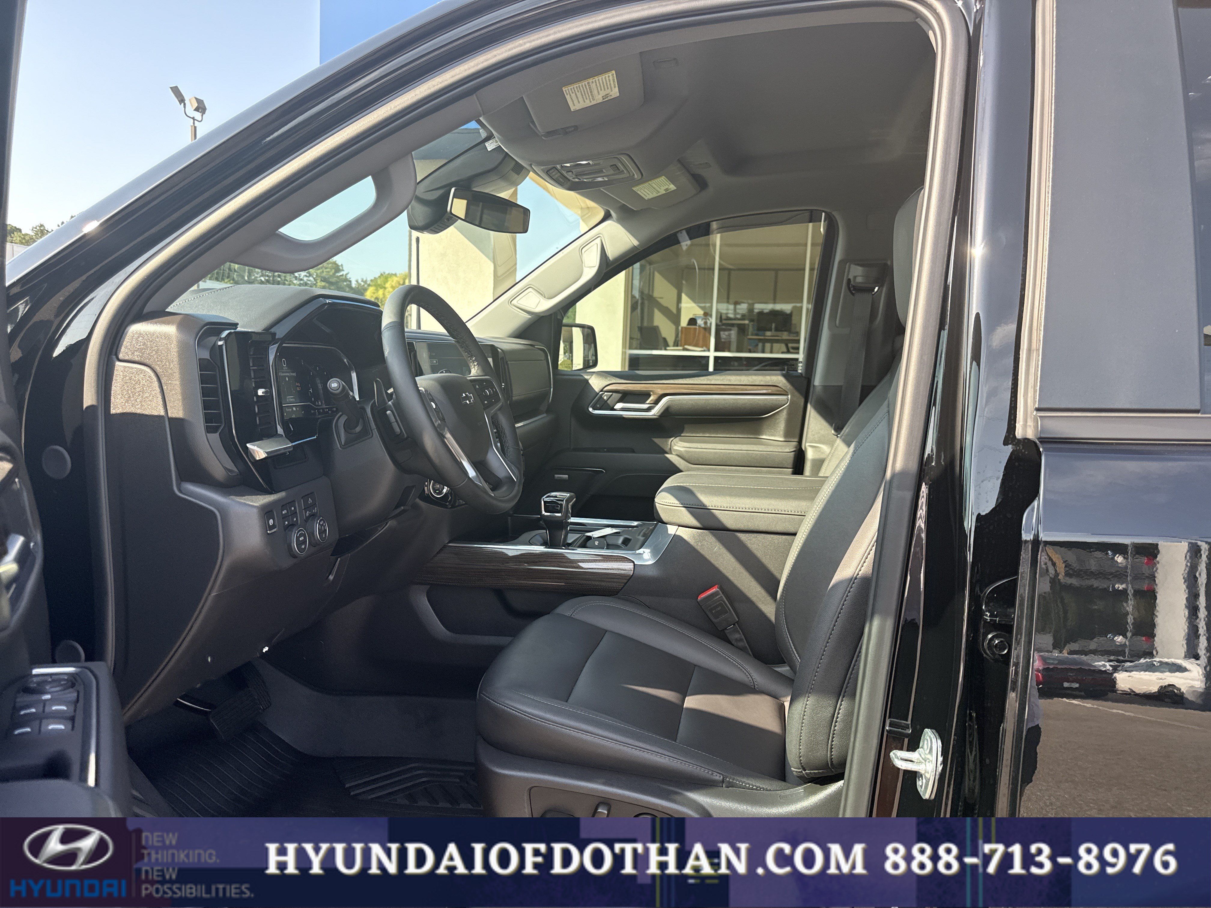 Used 2025 Chevrolet Silverado 1500 LT Trail Boss w/ Convenience Package II AWD/4WD image 10