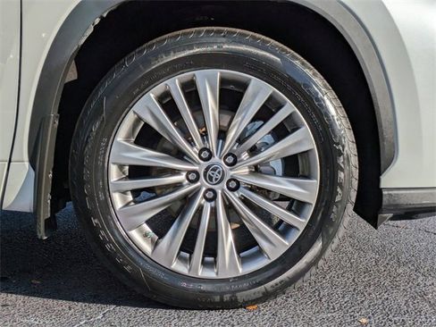 Used 2022 Toyota Highlander Platinum image 11