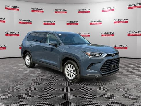 Used 2025 Toyota Grand Highlander AWD image 3