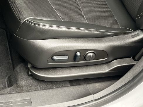 Certified 2023 GMC Terrain SLT image 10