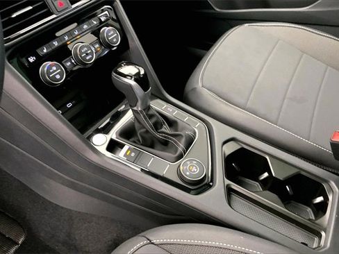 Used 2024 Volkswagen Taos SE image 17