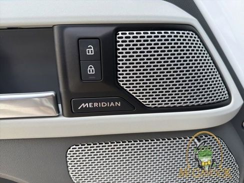 Used 2024 Land Rover Defender 130 X-Dynamic SE image 8