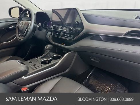 Used 2024 Toyota Highlander XLE FWD image 30