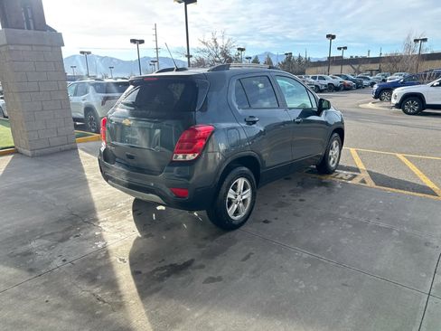 Used 2022 Chevrolet Trax LT w/ LT Convenience Package image 4