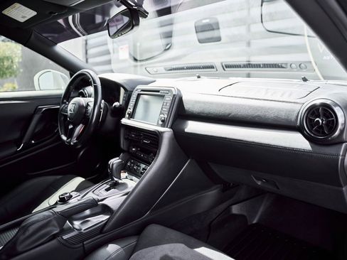 Used 2021 Nissan GT-R Premium image 42