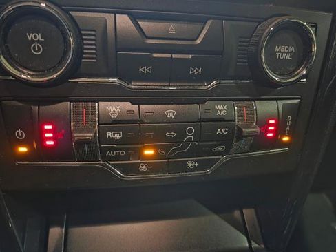 Used 2018 Ford Explorer XLT w/ Equipment Group 202A image 21