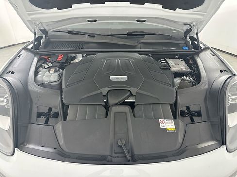 Certified 2023 Porsche Cayenne Platinum Edition image 31