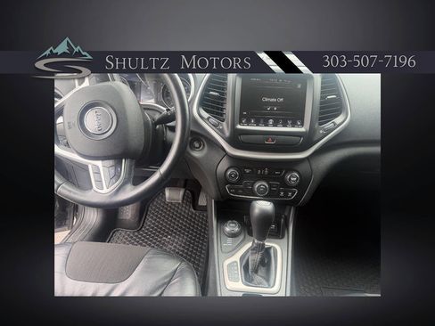 Used 2018 Jeep Cherokee Latitude Plus w/ Cold Weather Group AWD/4WD image 22