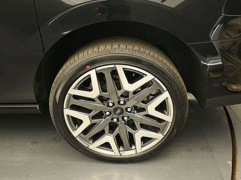 New 2025 Ford Expedition Max Platinum w/ Platinum Ultimate Package image 9