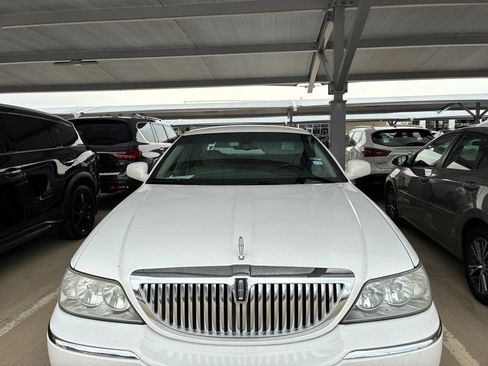 Used 2010 Lincoln Town Car Signature Limited RWD image 2