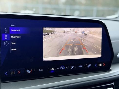 Used 2025 Chevrolet Traverse LT w/ Driver Confidence Package image 15