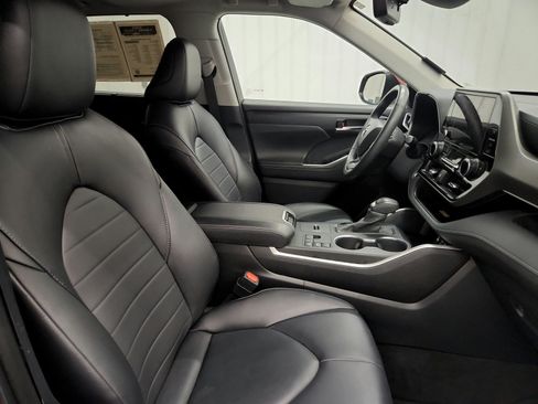 Used 2024 Toyota Highlander XLE FWD image 26