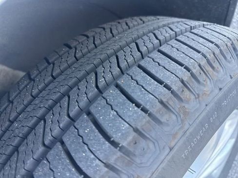 Used 2020 Chevrolet Equinox LT w/ Driver Convenience Package image 4