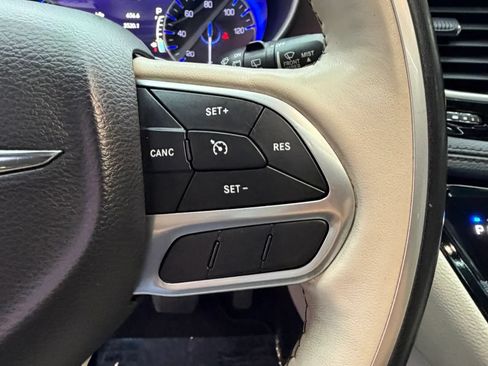 Used 2020 Chrysler Pacifica Limited FWD image 15