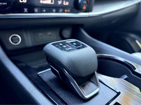 Certified 2025 Nissan Rogue SV FWD image 17