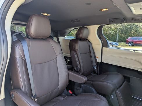Used 2024 Toyota Sienna Platinum image 18