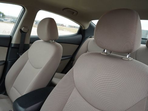 Used 2015 Hyundai Elantra SE image 10