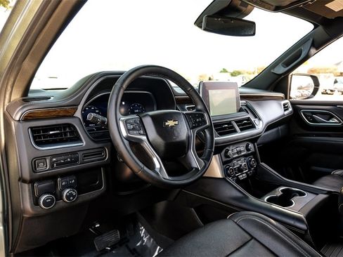 Used 2023 Chevrolet Suburban Premier image 2