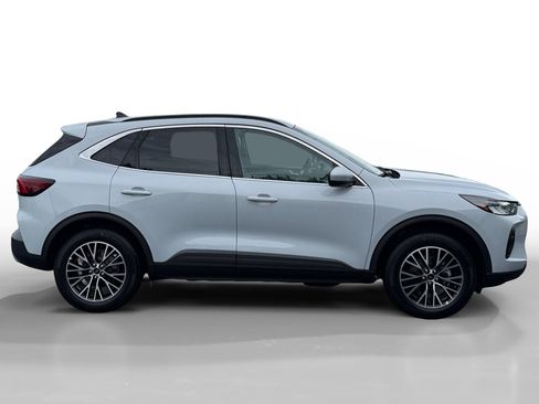 Used 2025 Ford Escape SE image 6